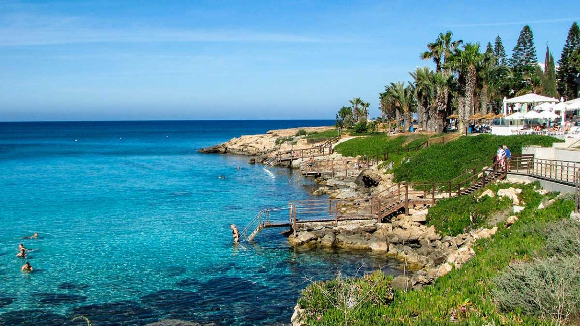 Отпуск 2020: стоит ли мечтать об отдыхе за границей в этом году 