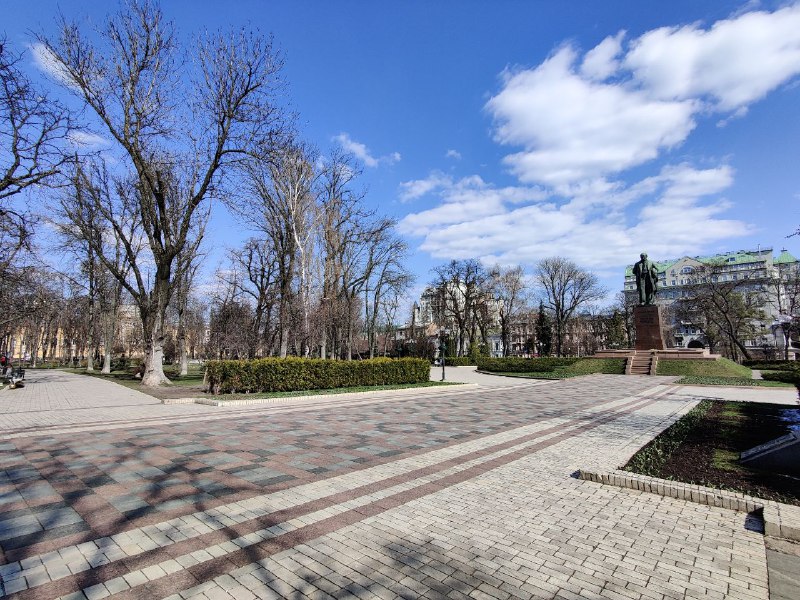 Безлюдные улицы и площади: как выглядит столица во время карантина