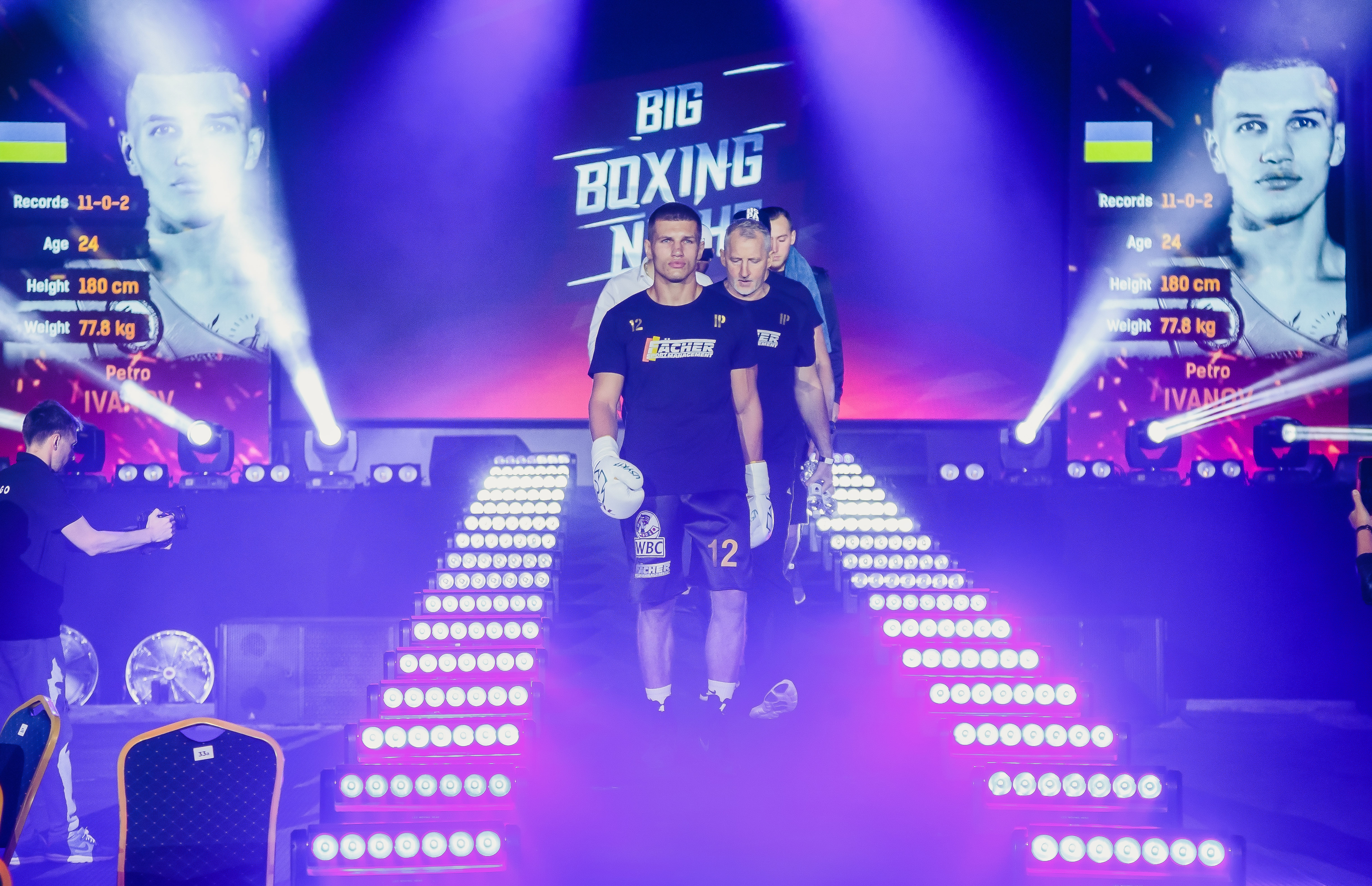 В рамках шоу состоялись показательные бои