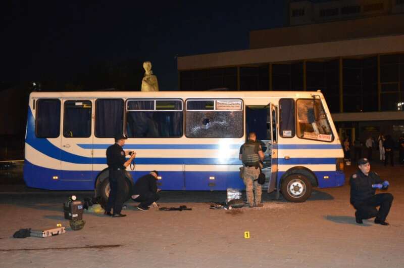 Полиция осматривает автобус после задержания террориста. Источник фото: "Вести"