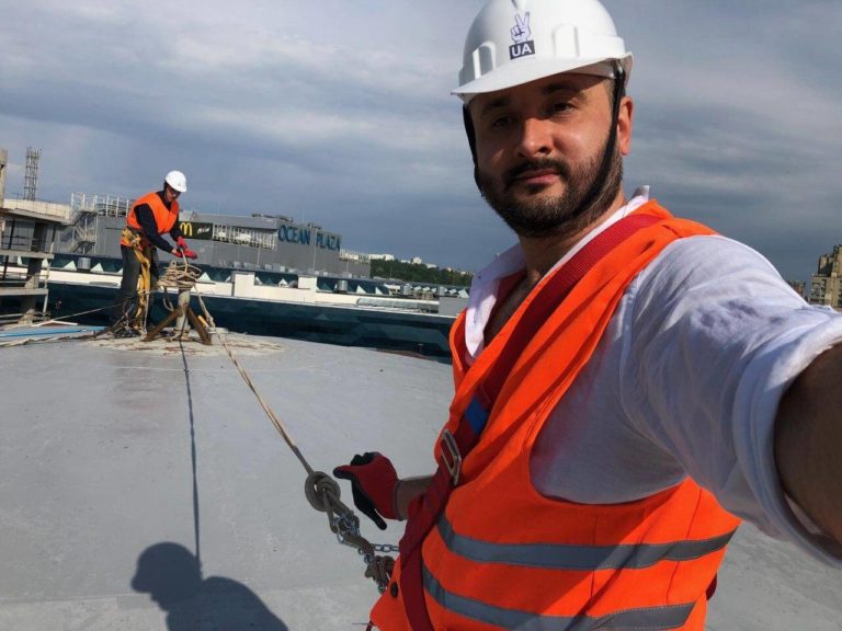 Виталий Молочко координирует работу на тарелке. Источник фото: Kyiv.Media