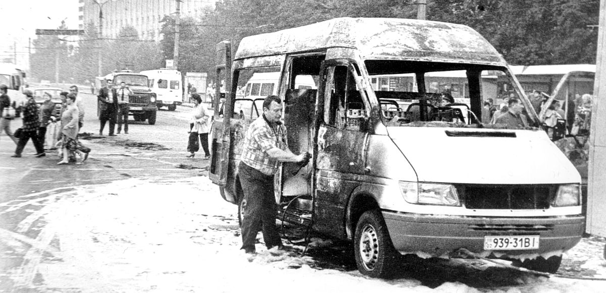 Одна из взорванных маршруток. Источник фото: "Veжа"