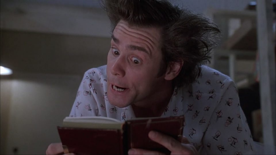 Прочесть пару книг всегда полезно. Источник фото: кадр из фильма "Эйс Вентура: Розыск домашних животных"