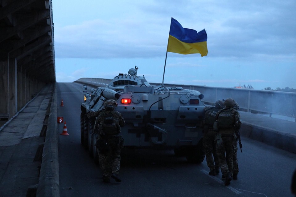 Полиция под прикрытием БТРа подходит к захватчику. Источник фото: "Цензор"