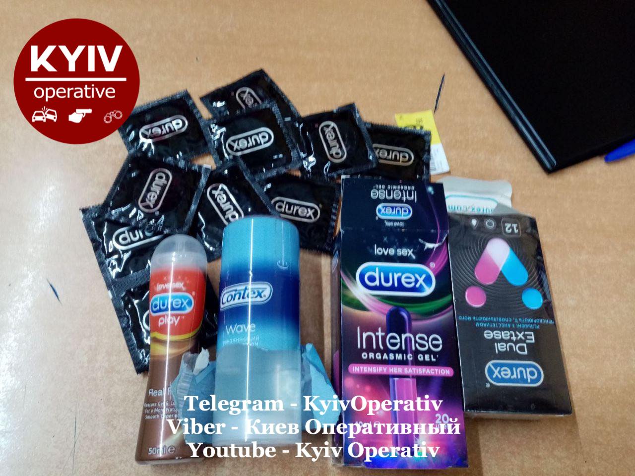 А вот что нашли в барсетке. Источник фото: Facebook-сообщество "Киев Оперативный"