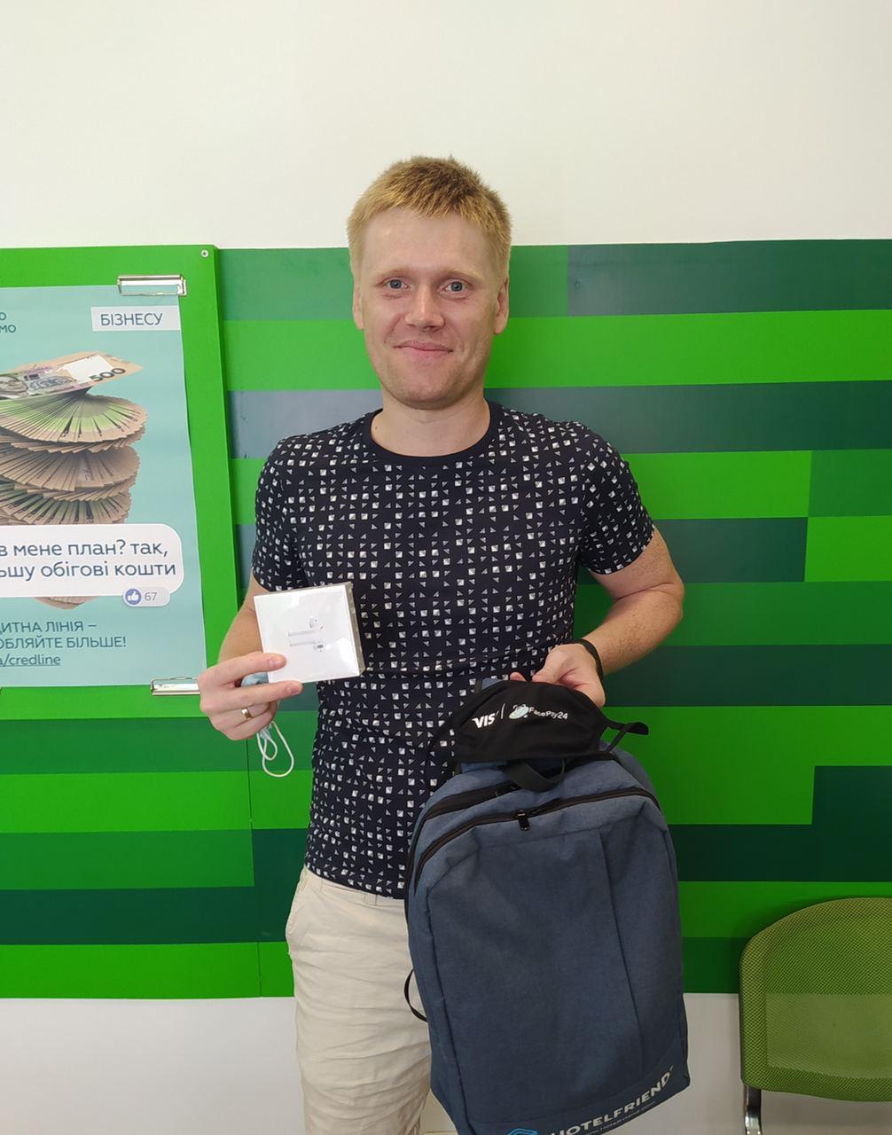 А вот так Сергей получал наушники