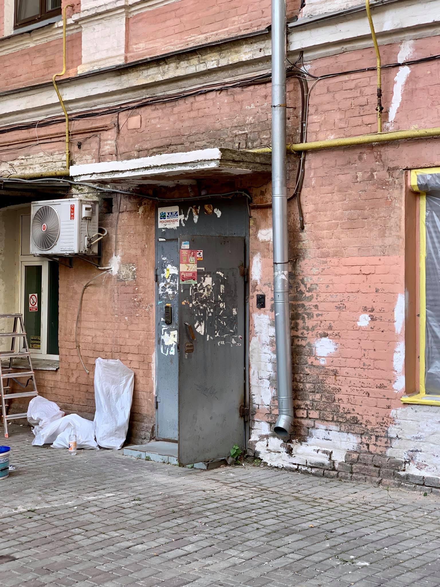 Устрой дестрой: киевлянин устраивает вечеринку, чтобы отремонтировать подъезд фото 1