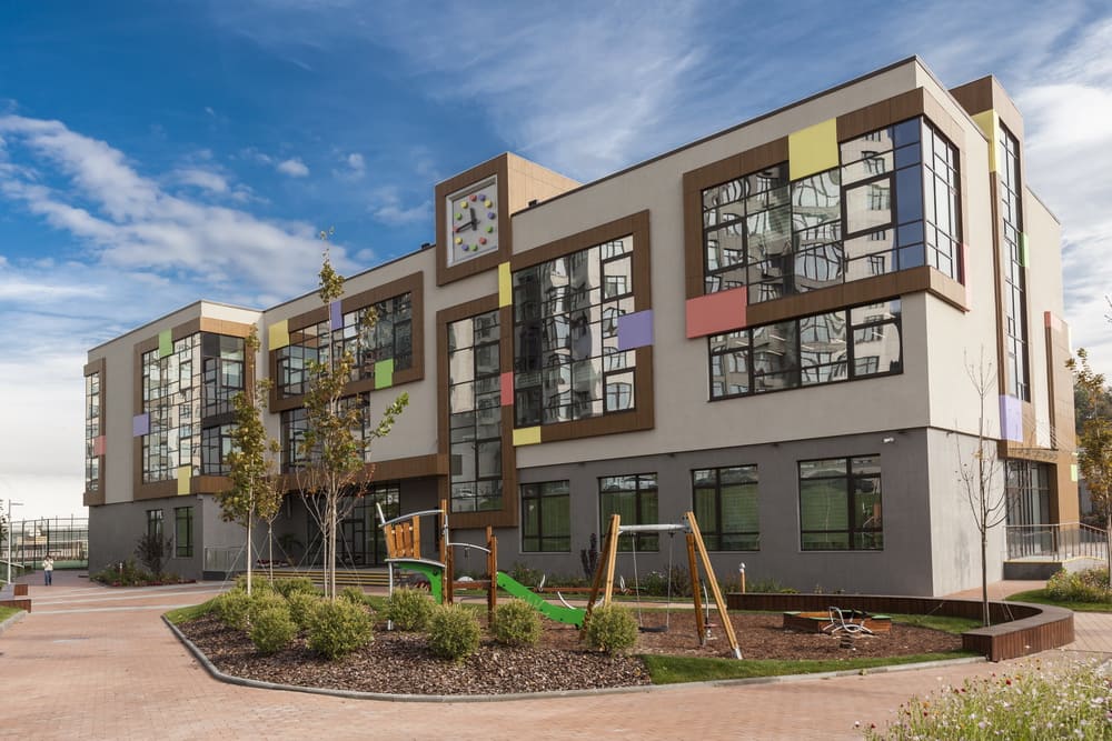 Дизайн, технологии и инклюзивность: названы шесть школ Киева с лучшей архитектурой фото