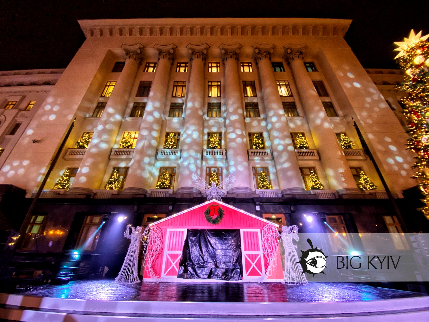 Как украсили здание Офиса Президента. Фото: "Большой Киев".