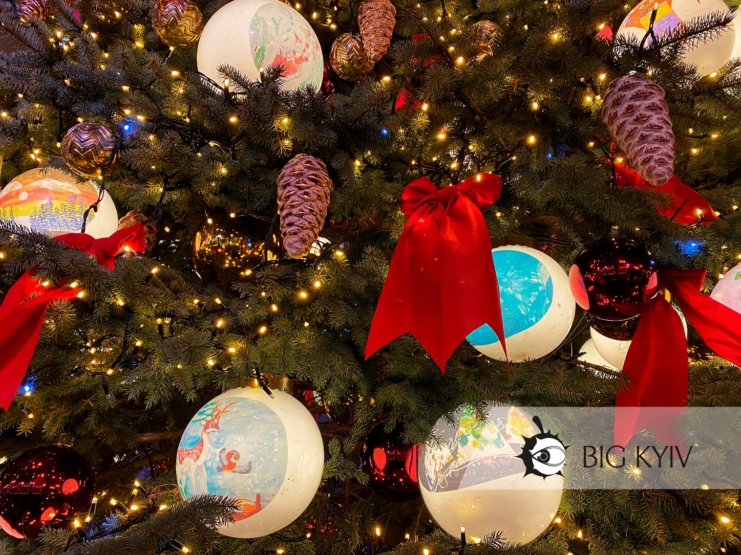 На локации украсили елку. Фото: Большой Киев.