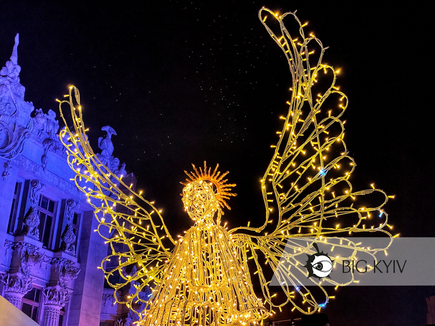 Установили светящихся ангелов. Фото: Большой Киев.