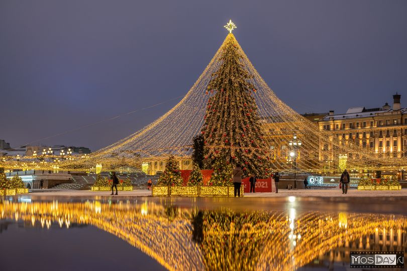 Елка на Манежной площади в Москве в 2016 году.