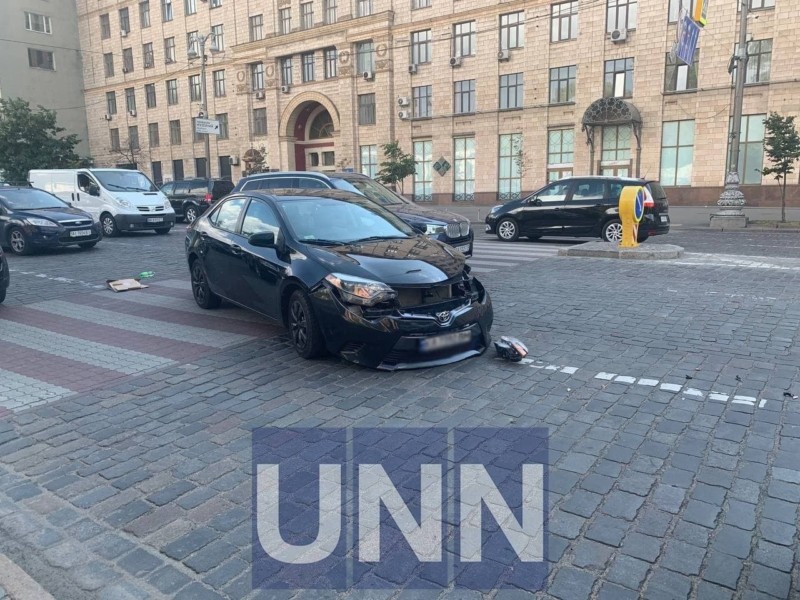 Отказали тормоза: в центре Киева военный грузовик повредил три автомобиля фото 2 1