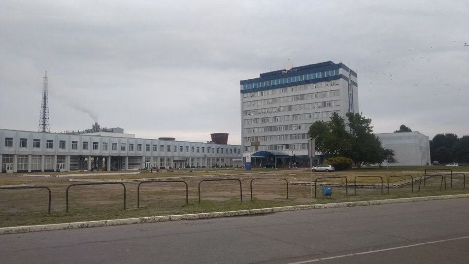 Образовалось оранжевое облако: в Ровно произошел взрыв на заводе удобрений фото 1