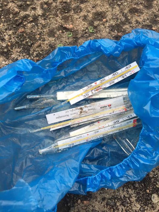 Термометры, которые обнаружили на детской площадке. Фото: КАРС.