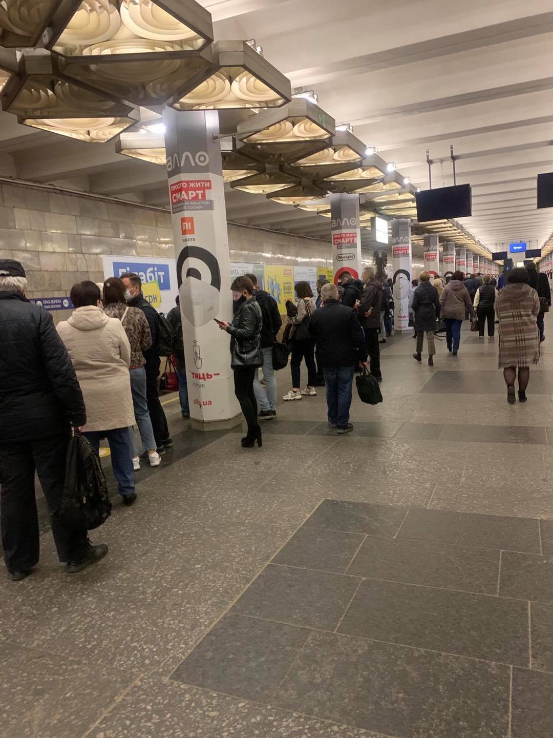Скопление людей на перроне. Фото: группа "Життя Оболонського Району та Мінського Масиву".