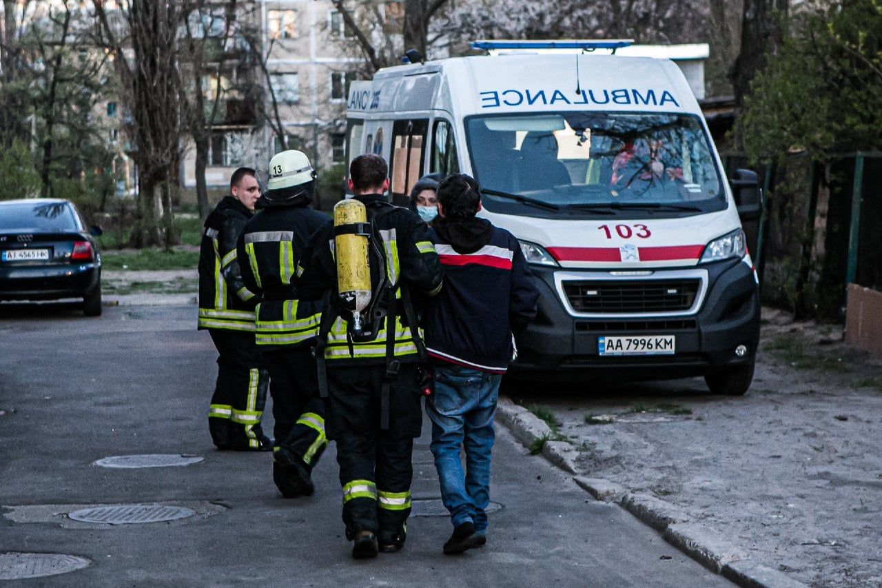 В Киеве мать спасла двоих детей во время пожара, а сама осталась в квартире фото 2 1