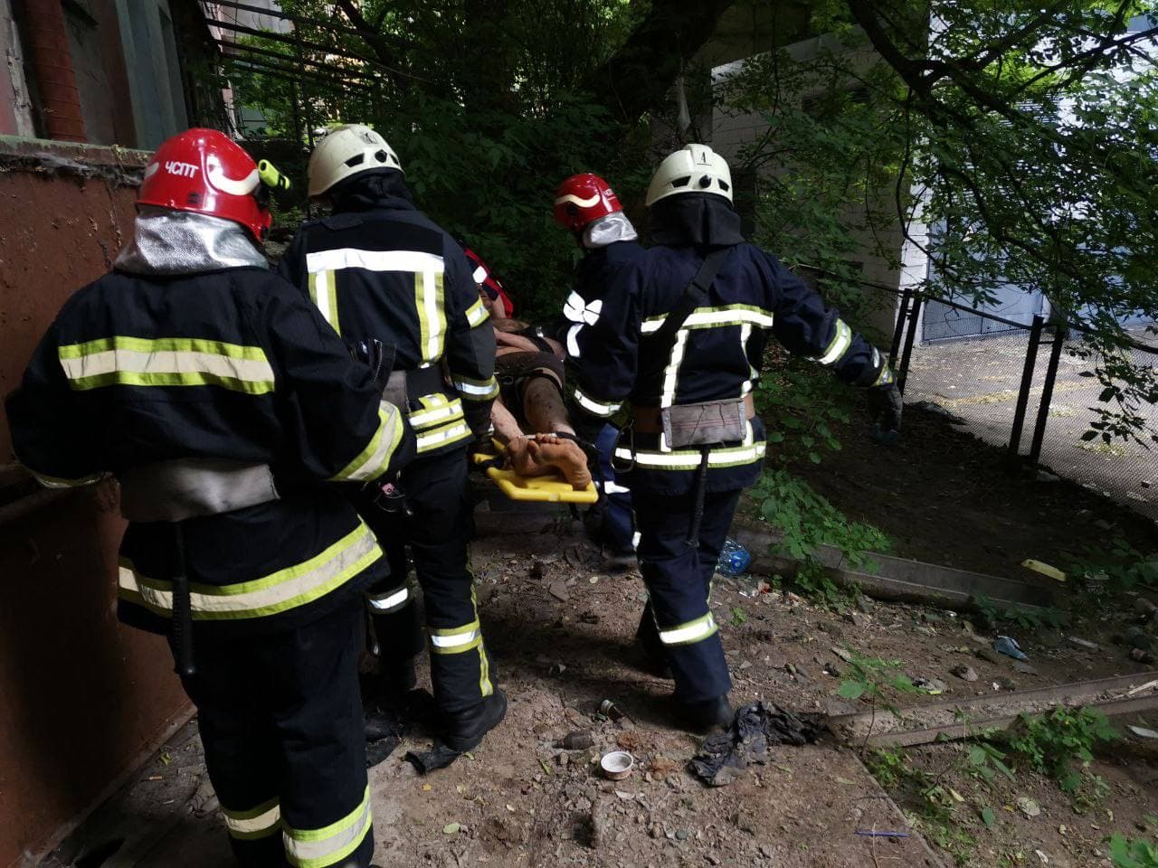 В доме возле Цирка провалился пол: житель квартиры упал в подвал фото 1