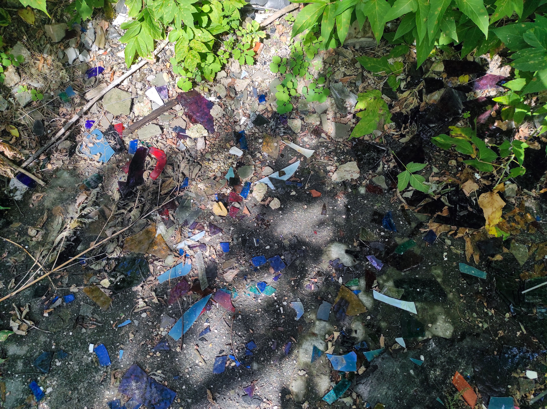 Вдребезги: в Киеве уничтожили витражи дома культуры "Электронмаш" фото 2 1