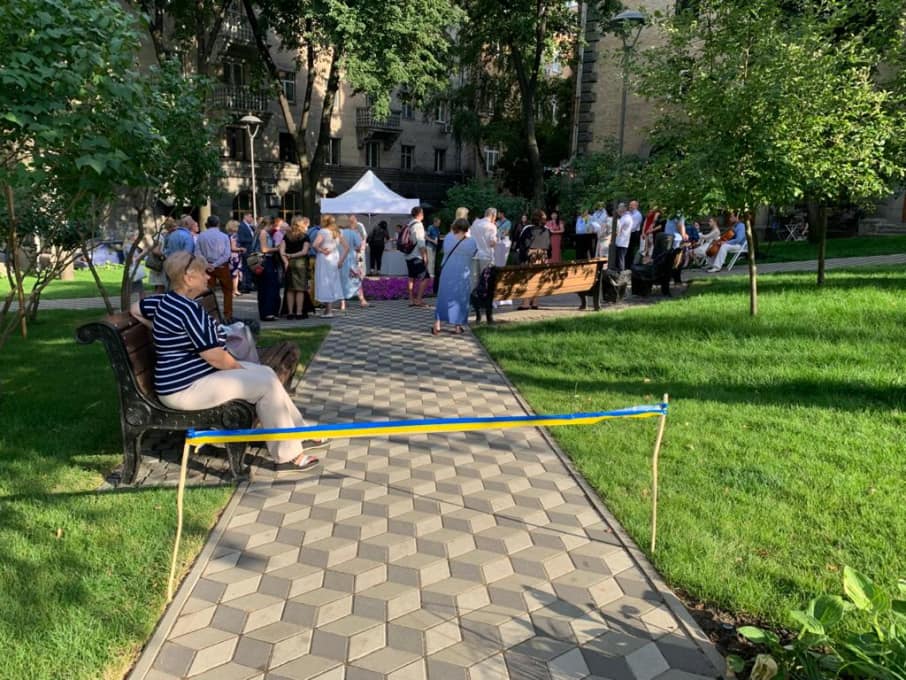 Островок зелени в сердце Киева: на Прорезной открыли обновленный сквер фото 1