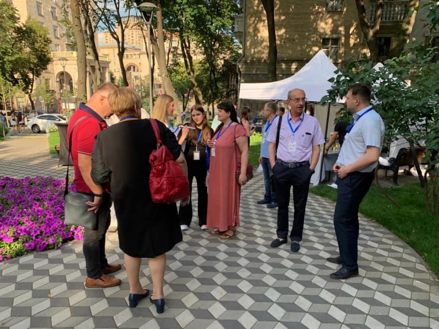 Островок зелени в сердце Киева: на Прорезной открыли обновленный сквер фото 2 1