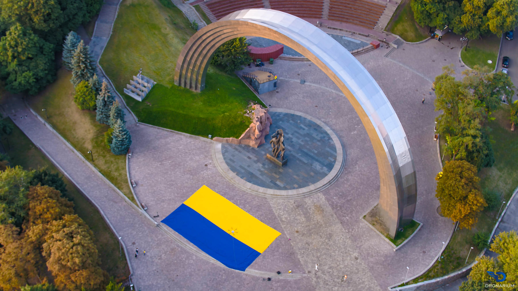 Более 300 квадратных метров: над Киевом на дроне пролетел флаг-рекордсмен фото 1