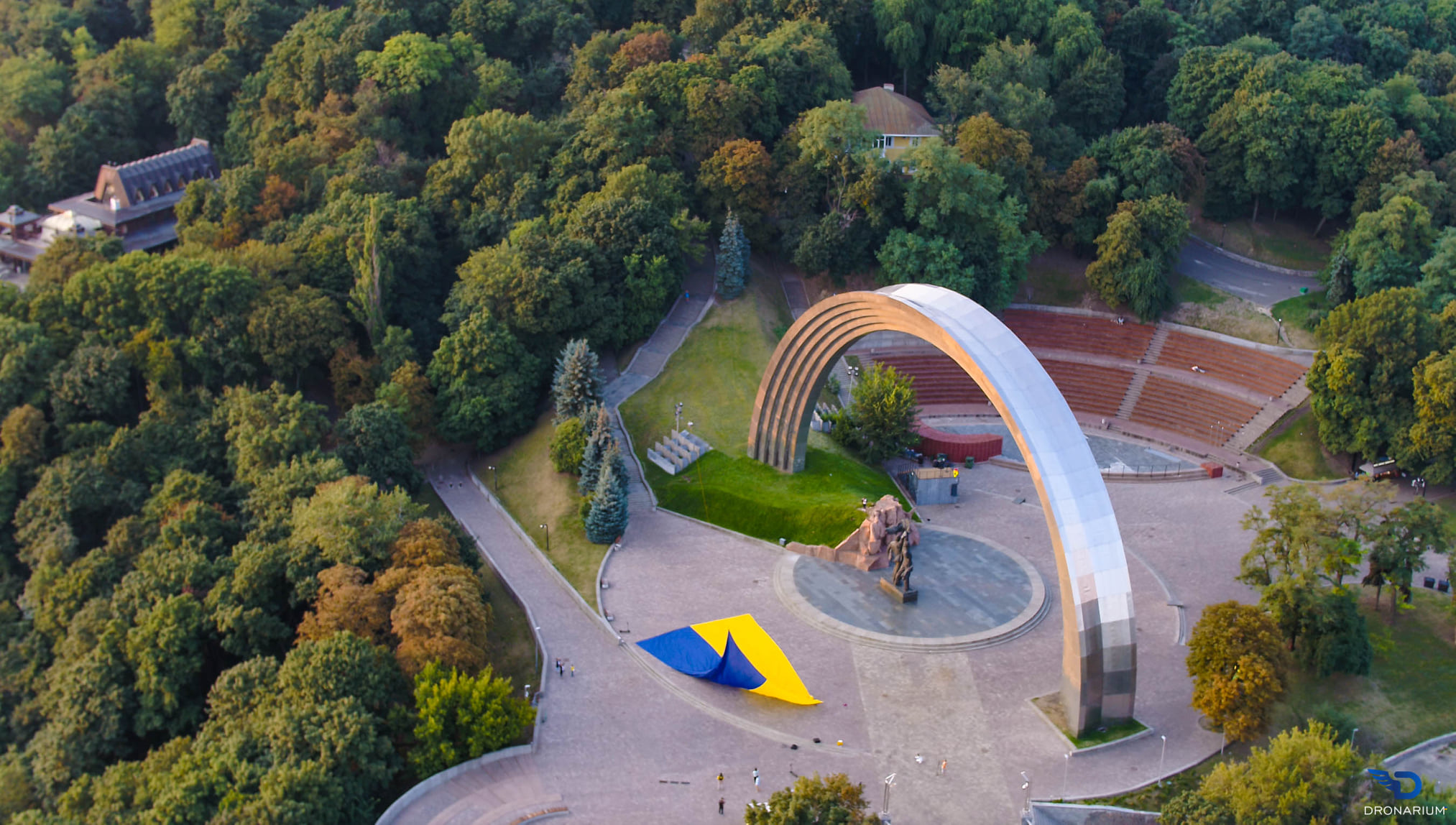 Более 300 квадратных метров: над Киевом на дроне пролетел флаг-рекордсмен фото 2 1