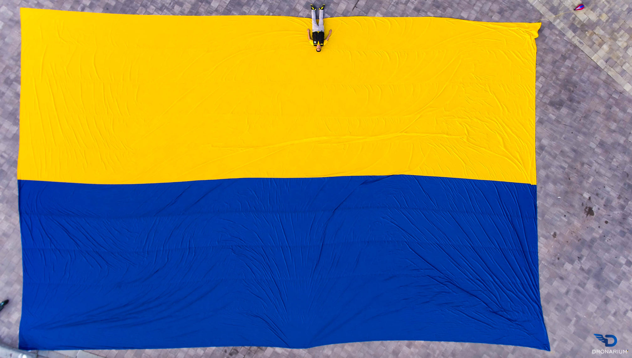 Более 300 квадратных метров: над Киевом на дроне пролетел флаг-рекордсмен фото 3 2