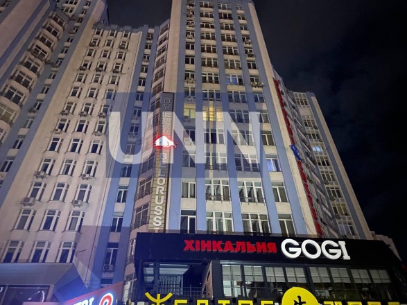 Чудом выжил: в Киеве мужчина нападал на полицию после падения с восьмого этажа фото 1