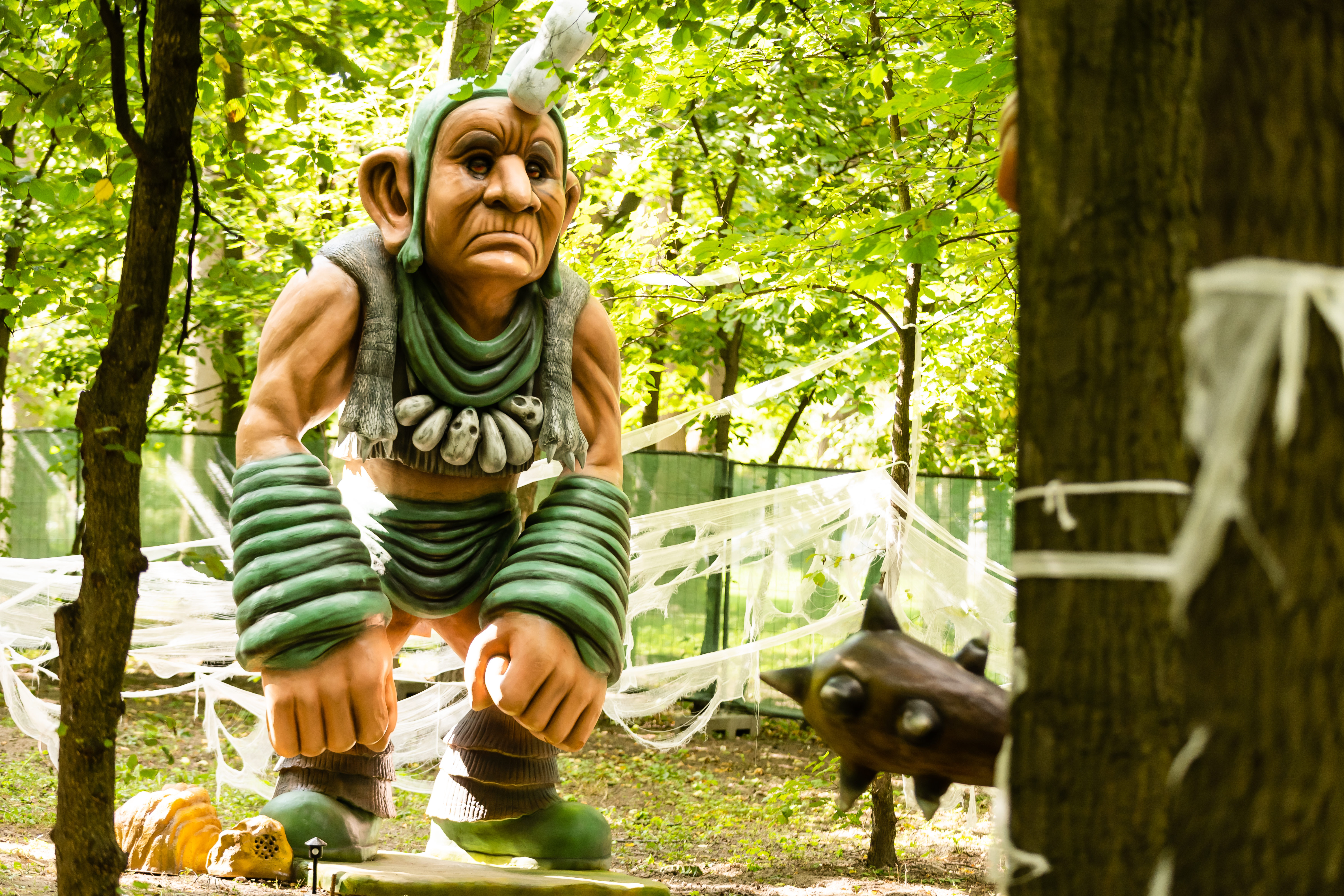 Развлекись: в Голосеевском парке открылась выставка с говорящими великанами фото 3 2