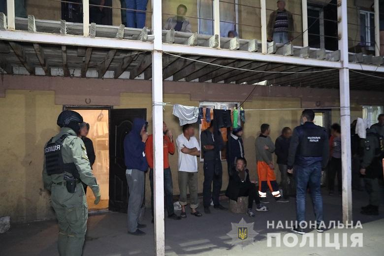Попали в ловушку: киевская полиция освободила 120 человек из трудового рабства фото 1