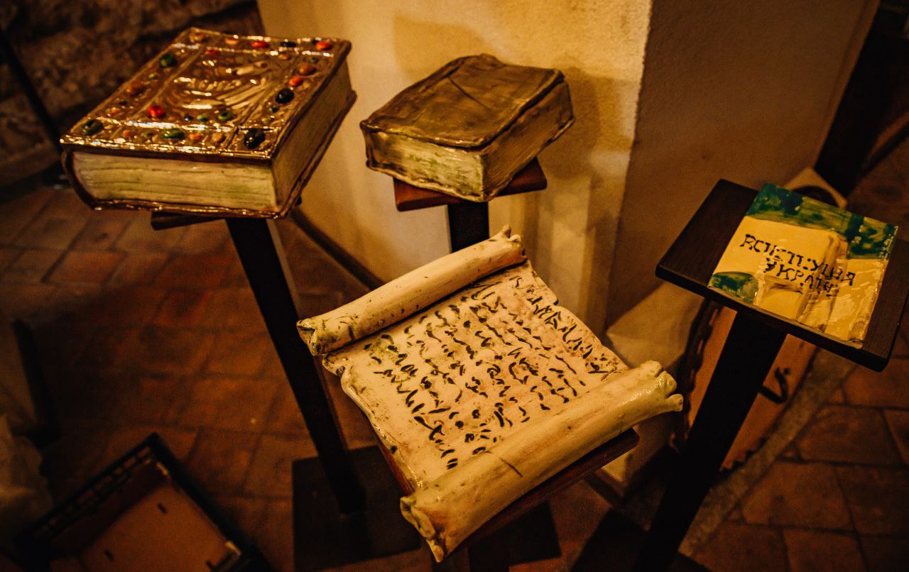 Симбиоз литературы и искусства: в Киеве открылась выставка "Kъniga" фото 1