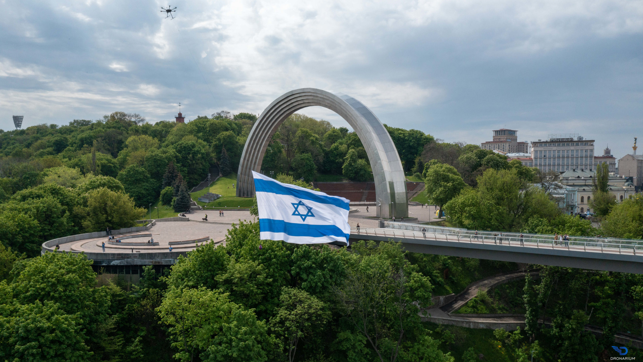 С днем независимисти: над Киевом пролетел огромный флаг Израиля фото 1
