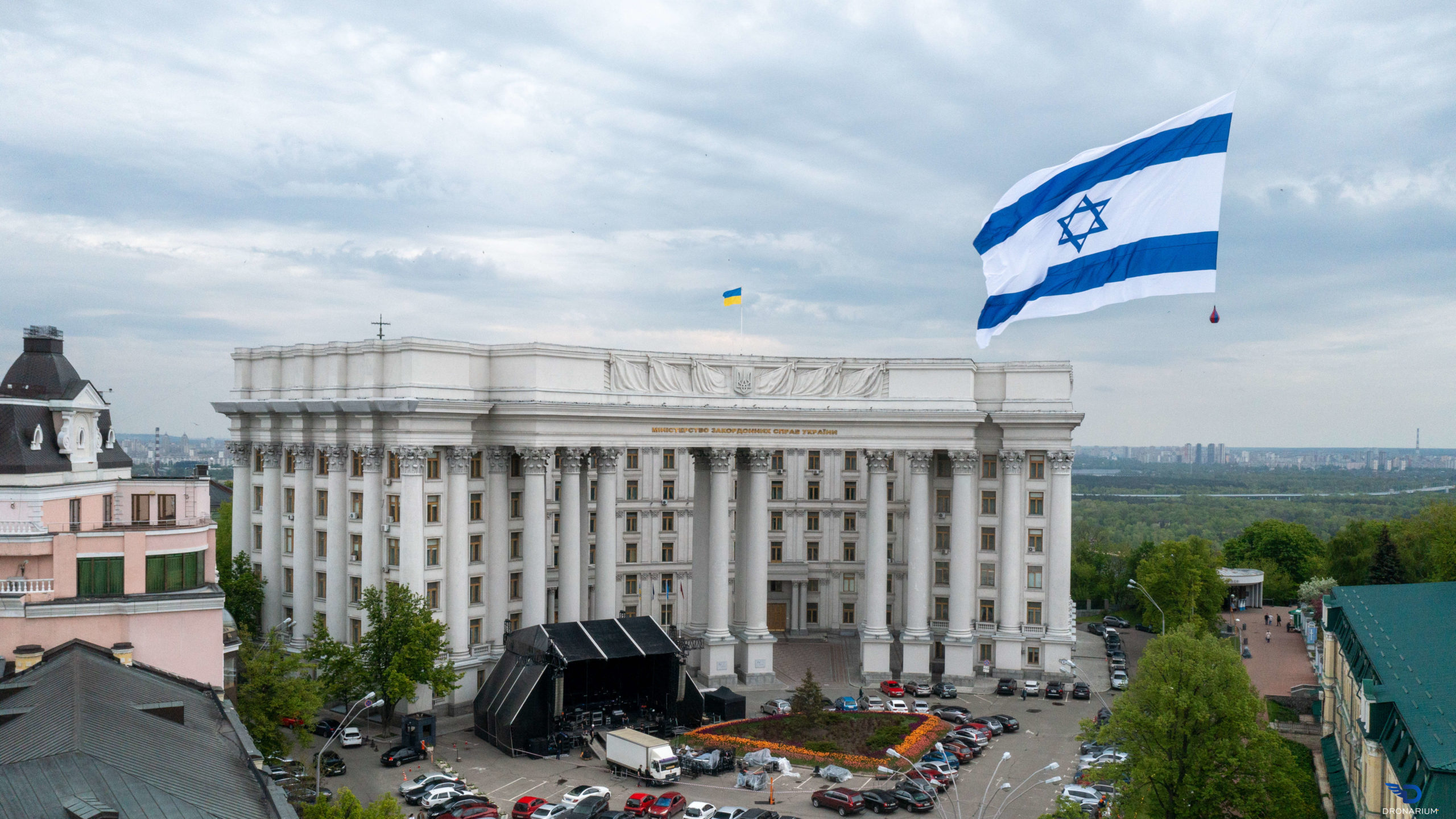 С днем независимисти: над Киевом пролетел огромный флаг Израиля фото 2 1