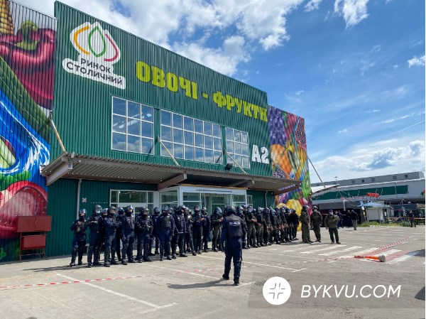 Нападение на журналистов и флаг ДНР: на рынке "Столичный" до сих пор неспокойно фото 1