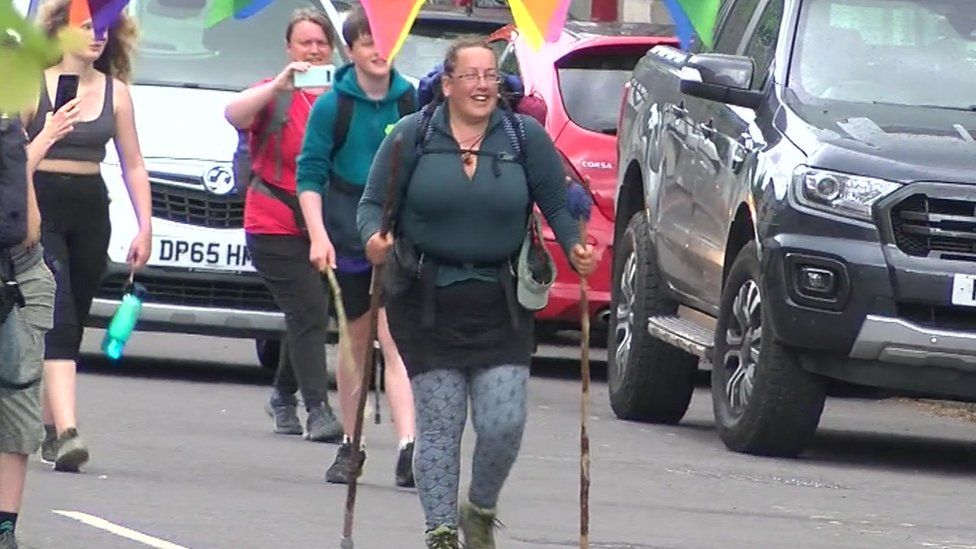 Урсула возвращается домой. Фото: ВВС.