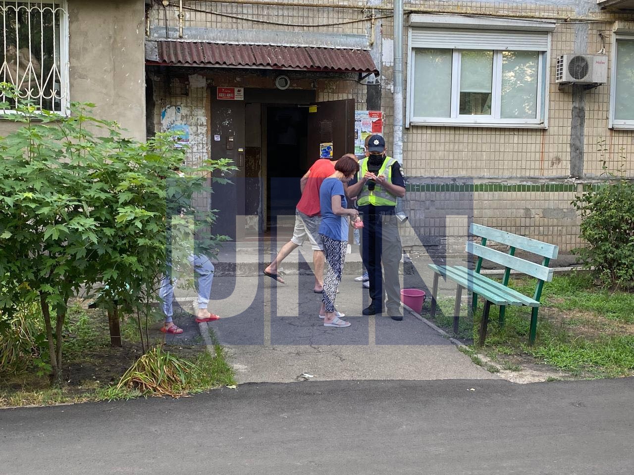 Проник в квартиру: на Воскресенке мужчина тяжело ранил ножом двух женщин фото 1
