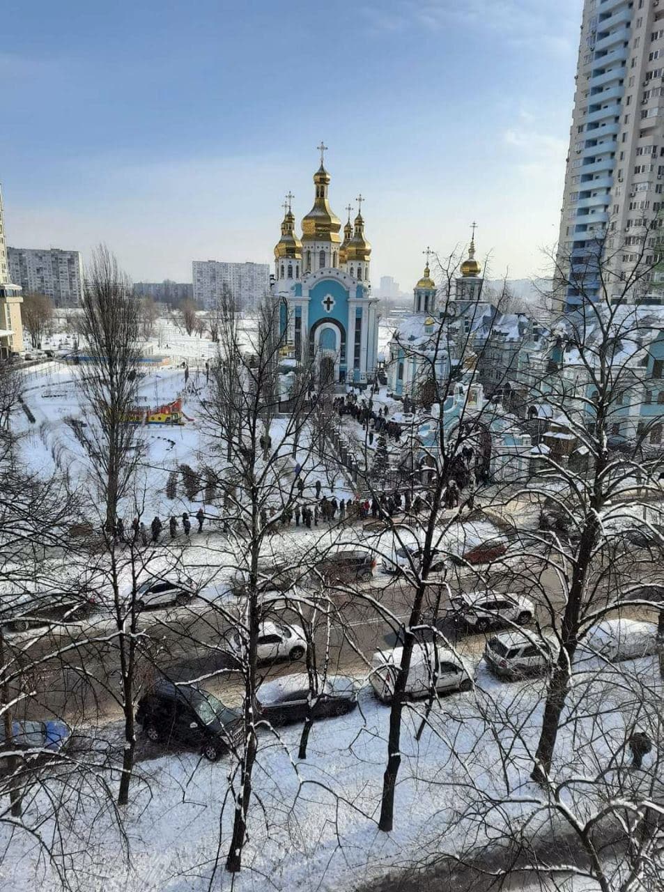 Очередь у церкви. Фото: "Киев LIVE".