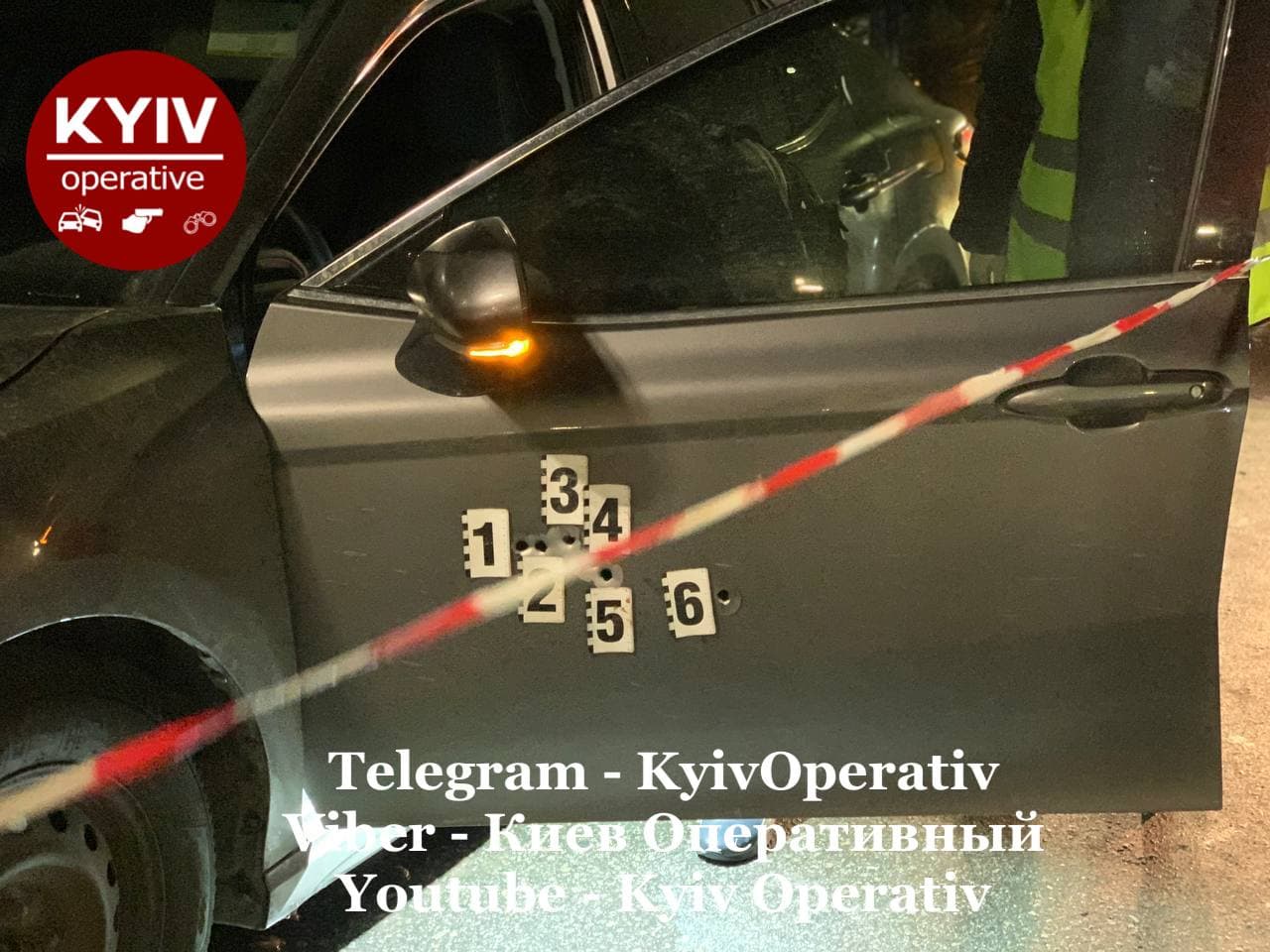 Следы от выстрелов на дверце автомобиля. Фото: Киев Оперативный.