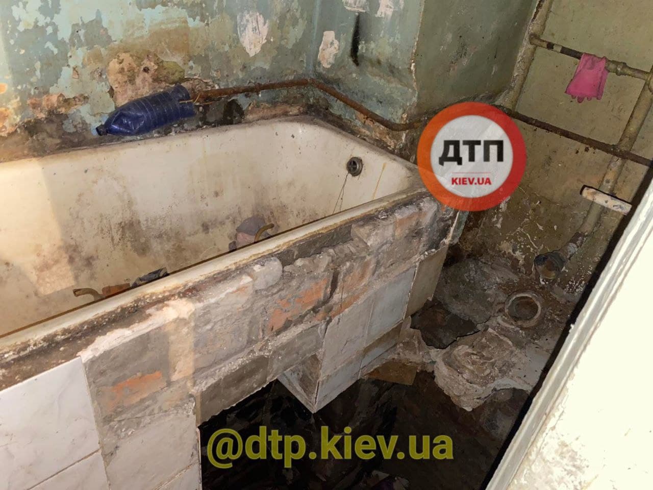 В доме возле Цирка провалился пол: житель квартиры упал в подвал фото 2 1