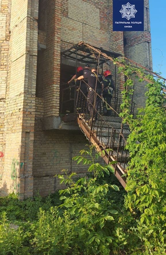 Доигрался: в недострое на Дорогожичах подросток упал с третьего этажа фото 1