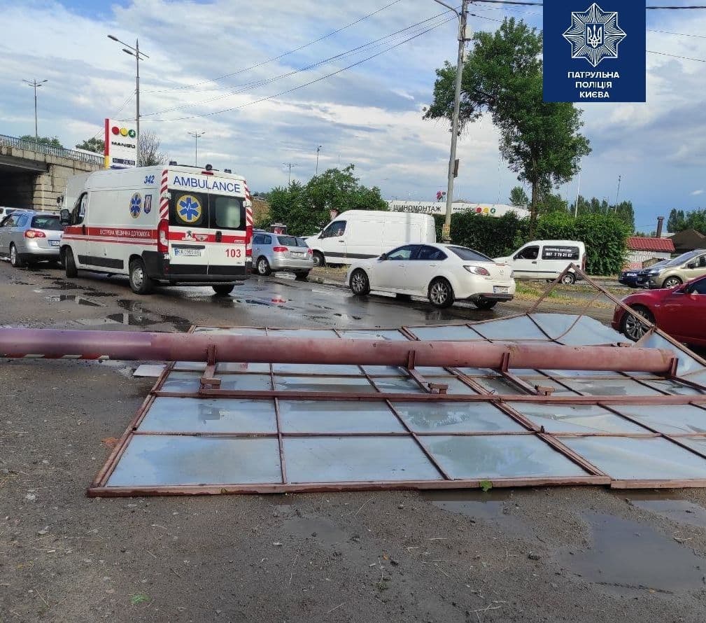 Непогода в Киеве: столицу накрыл ливень и град фото 1