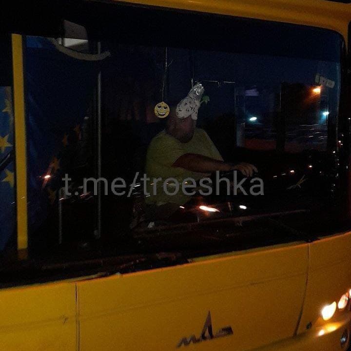 Не извинился и обматерил: в Киеве водитель автобуса зажал руку ребенка дверью фото 1