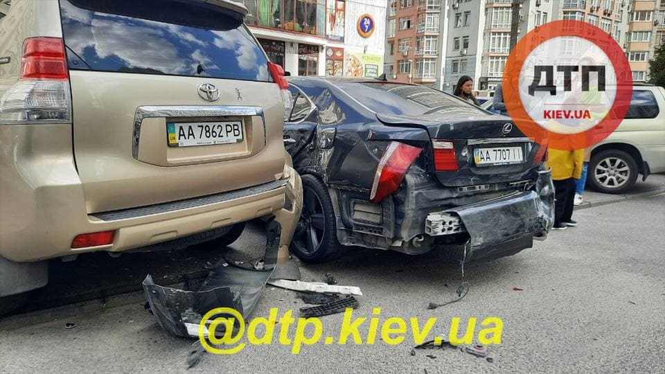 Есть пострадавшие: в Киеве пьяный водитель пошел в кафе после ДТП фото 1