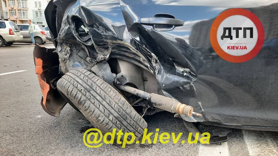 Есть пострадавшие: в Киеве пьяный водитель пошел в кафе после ДТП фото 3 2