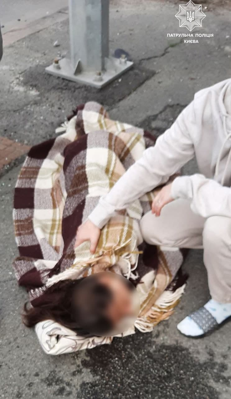 Вовремя заметили: в Киеве патрульные спасли женщину, которой стало плохо за рулем фото 1