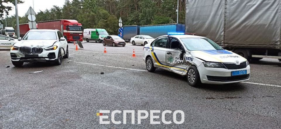 В Киеве внедорожник врезался в машину полиции: пострадали патрульные и водитель фото 1
