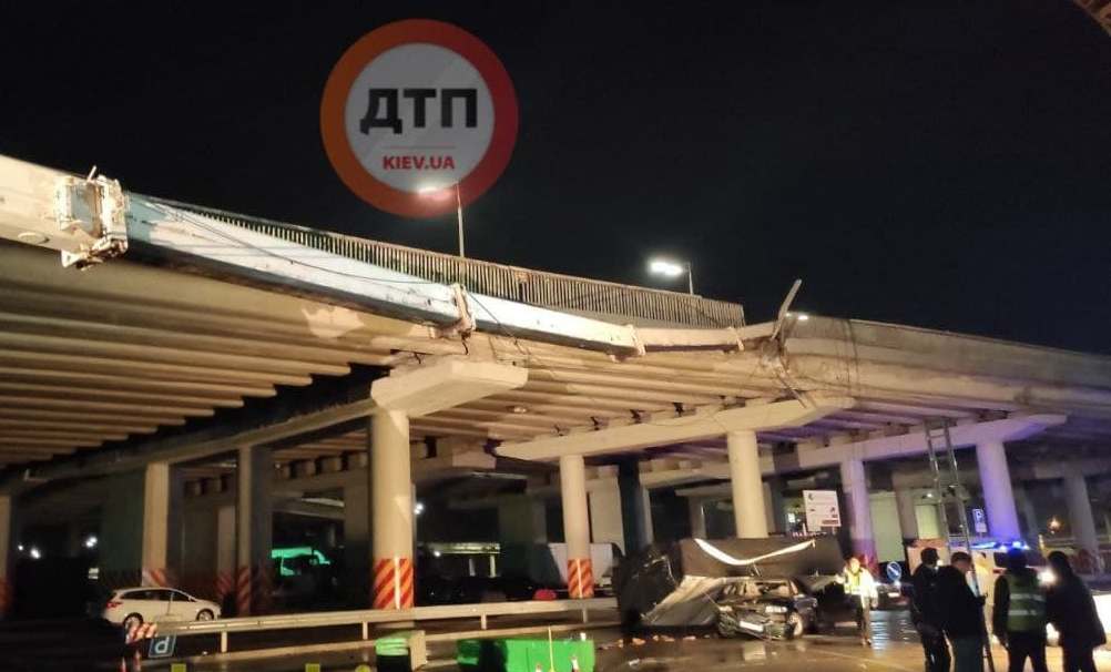 Чудом устоял: на Выдубичах автокран упал на путепровод  фото 1