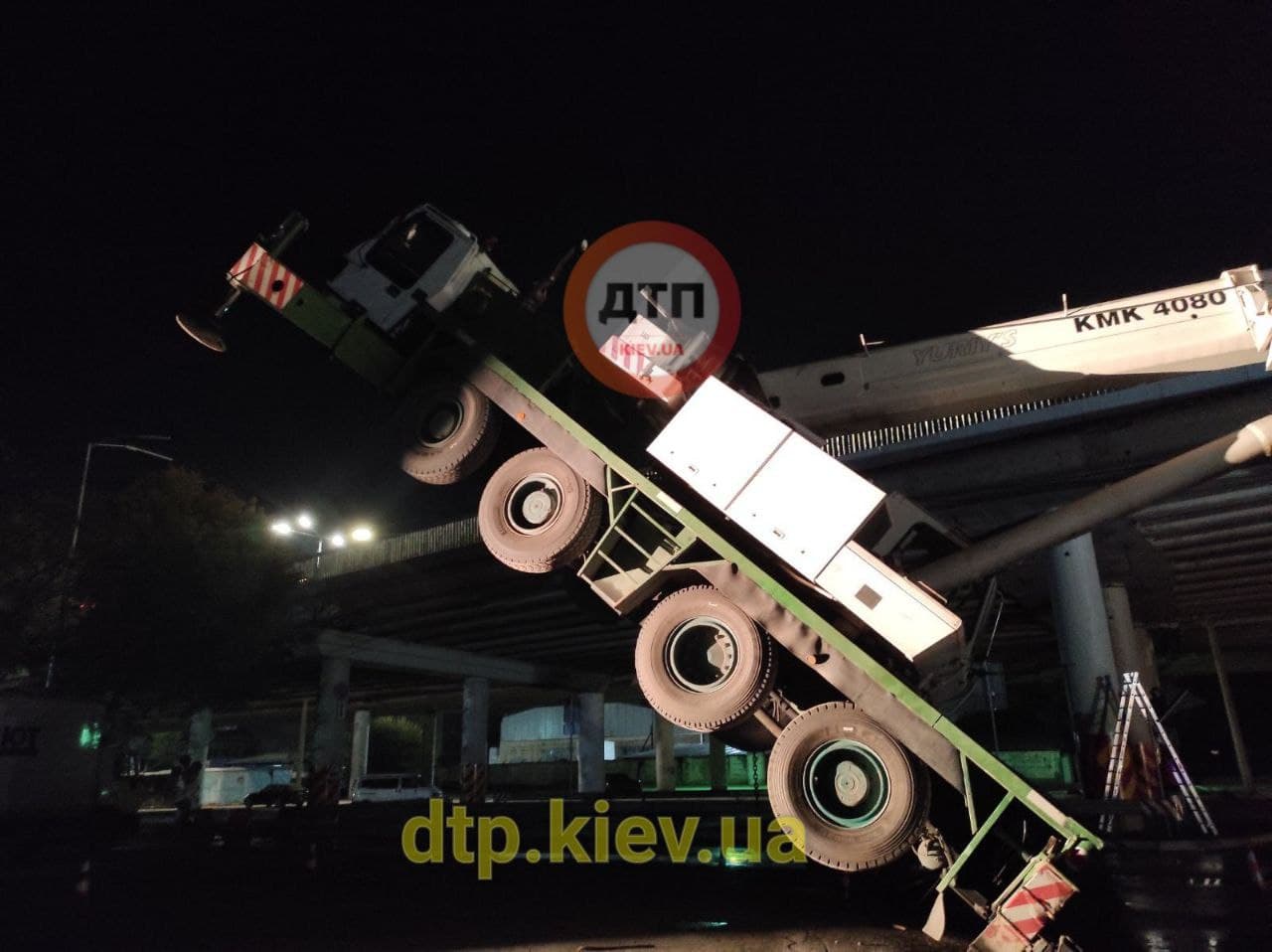 Чудом устоял: на Выдубичах автокран упал на путепровод  фото 2 1