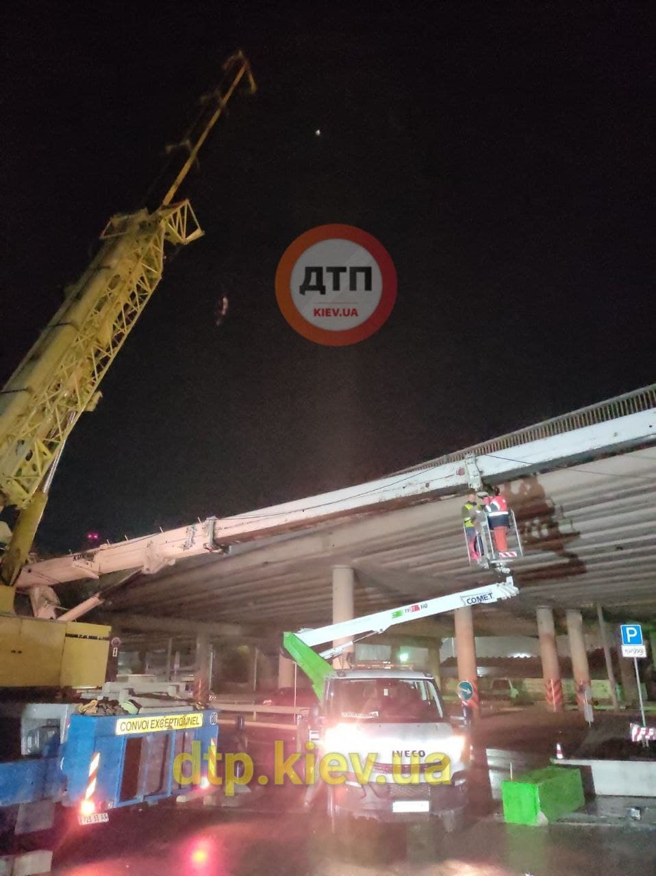 Чудом устоял: на Выдубичах автокран упал на путепровод  фото 3 2